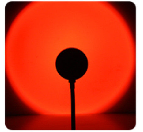 Sunset-lampa som lyser orange på vägg