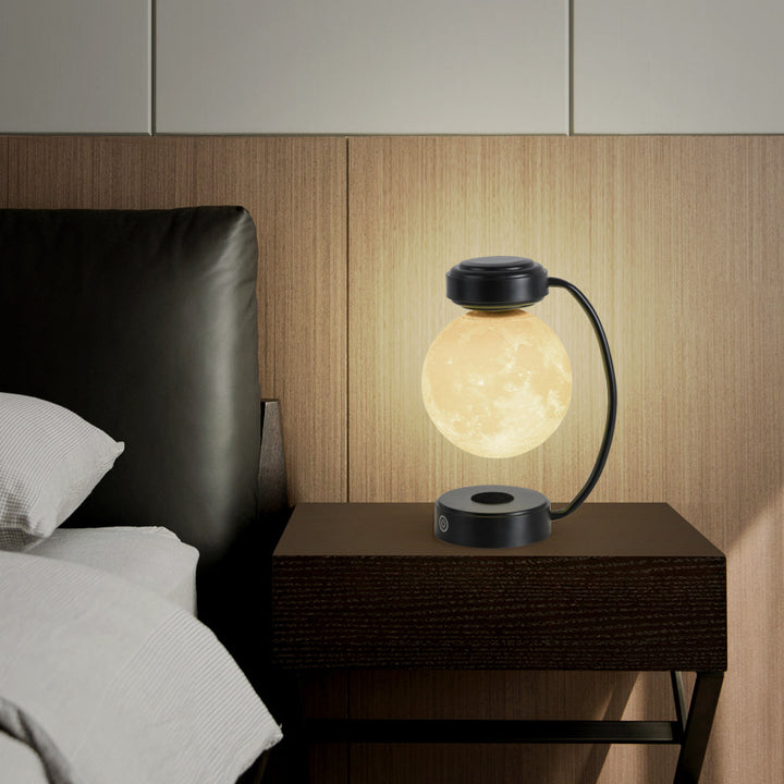 Svävande månlampa under svart båge