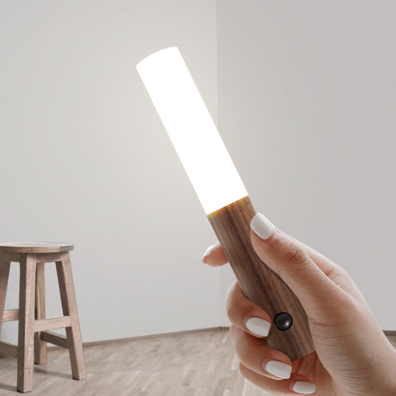 Lampa i ljust trä med rörelsesensor på vägg