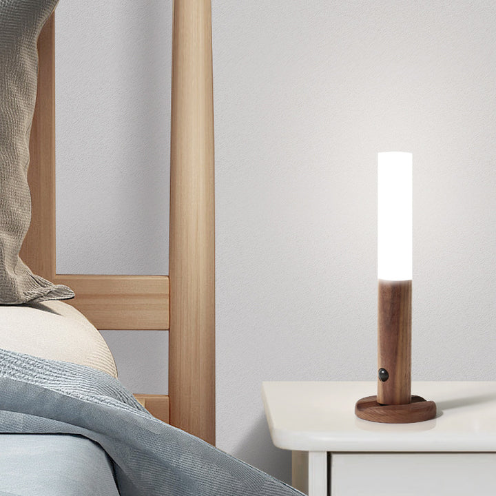 Lampa i ljust trä med rörelsesensor på vägg