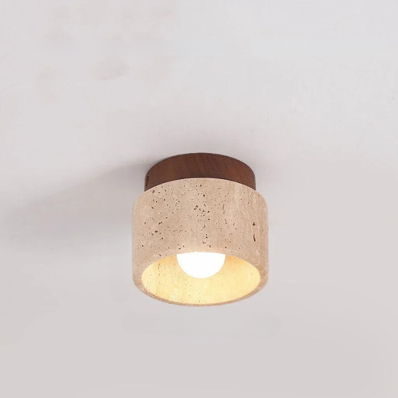 Inbyggd lampa i travertin för entréområde och trappa