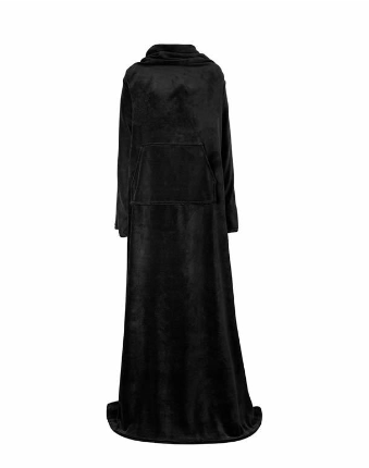 Filt med ärmar i vinröd på person i soffa