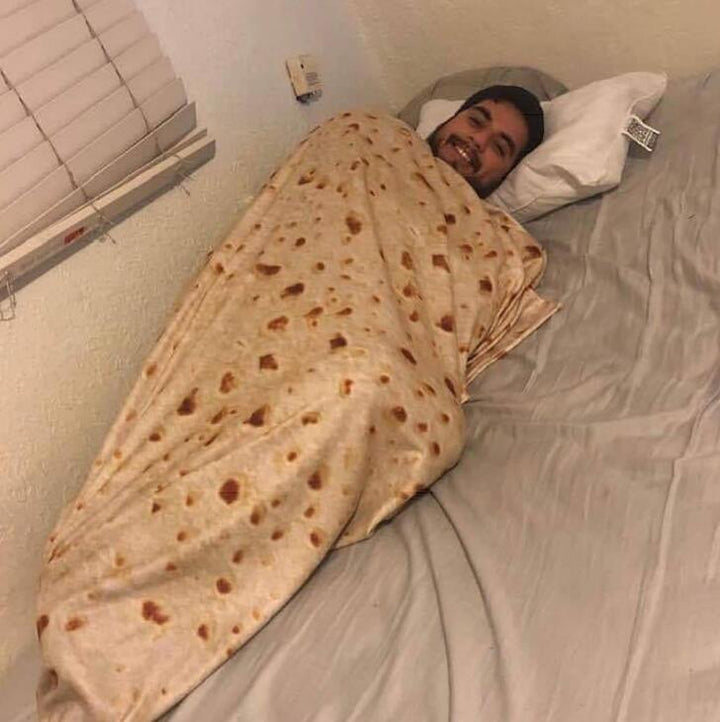 Rund tortillafilt på soffa