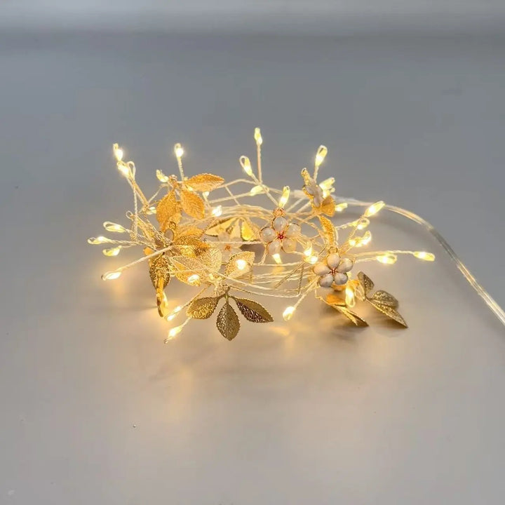 LED-ljusslinga med guldfärgade löv och koppartråd