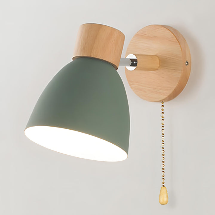 Nordisk-modern hängande vägglampa med strömbrytare i trä