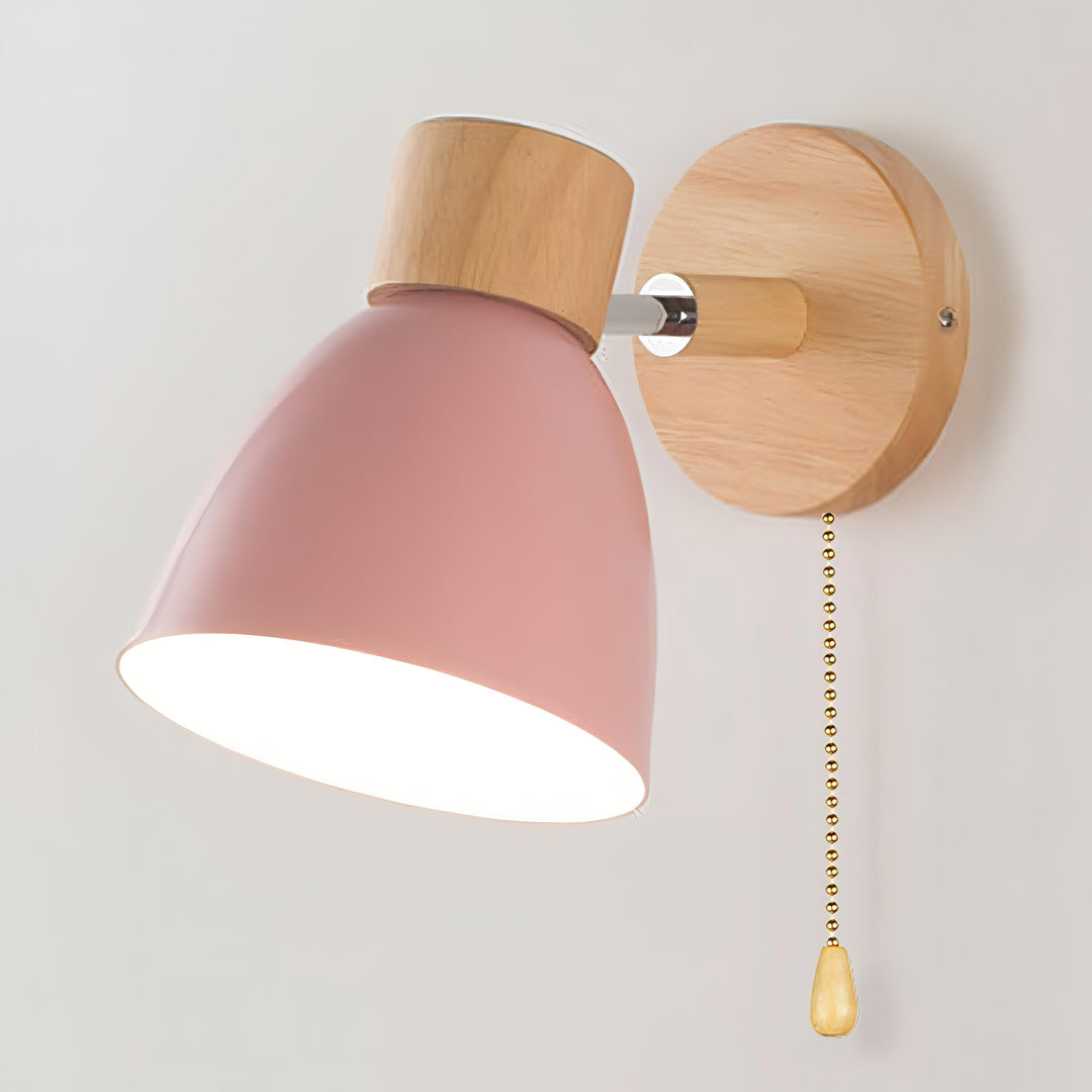 Nordisk-modern hängande vägglampa med strömbrytare i trä