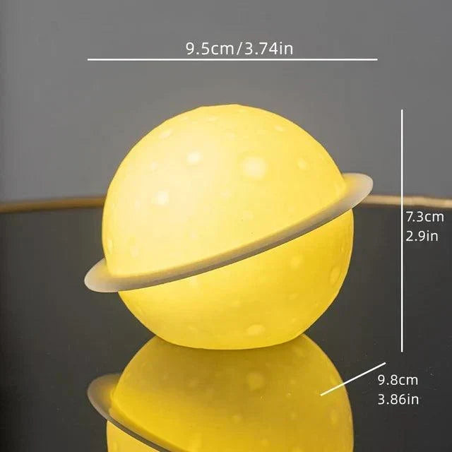 AstroLume Astronautskulptur med Planet Nattlampa | Modern Dekorativ Höjdpunkt | Miljövänlig PVC &amp; ABS | 9.8 x 12.1 cm
