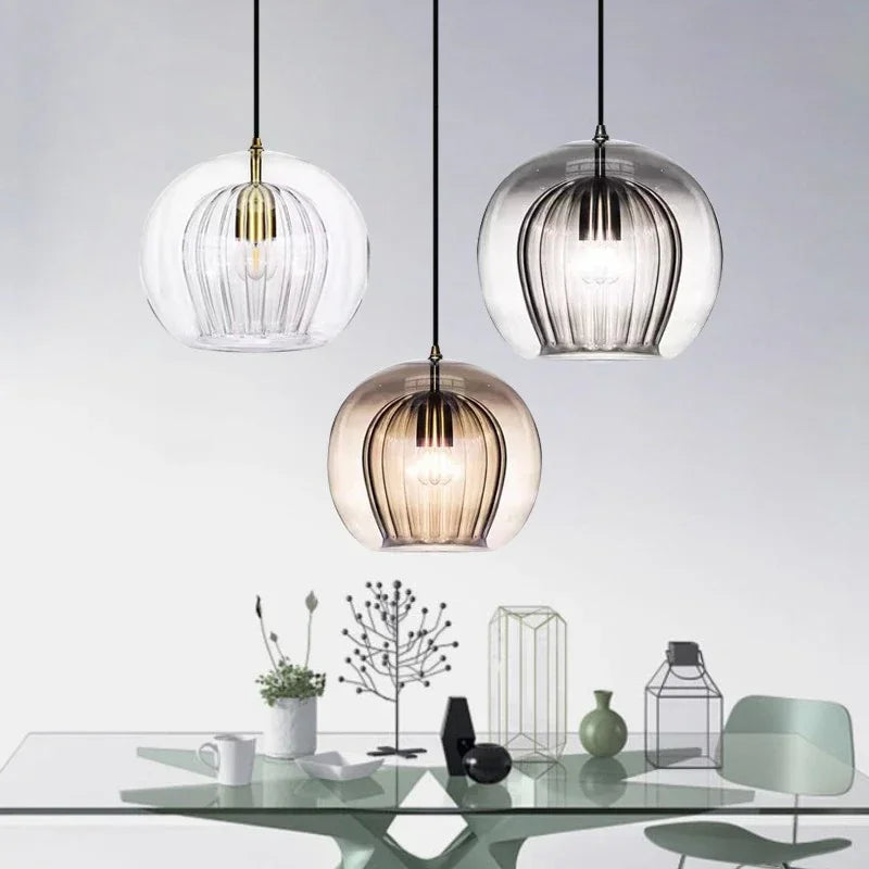 Pendellampa i modern glas för en elegant look