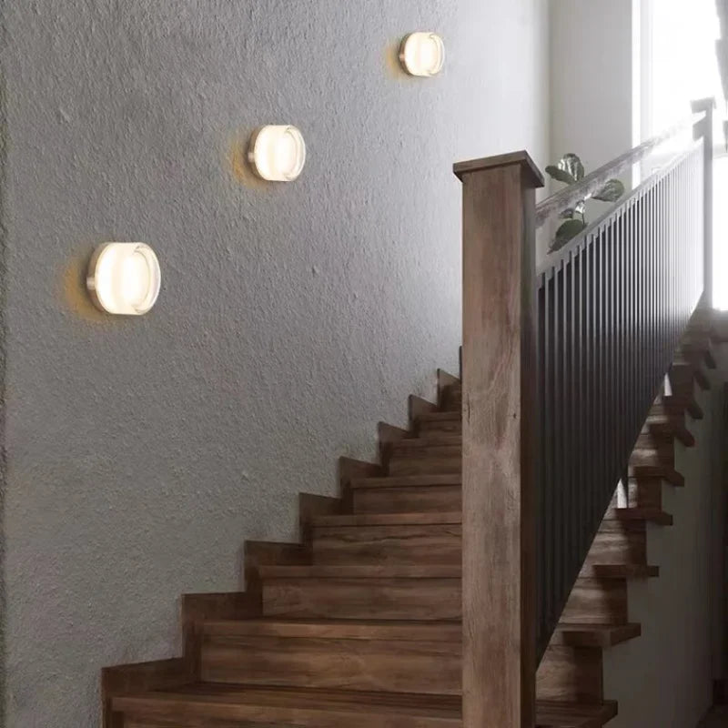 Modern rund vägglampa