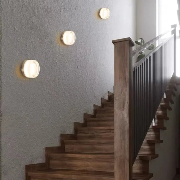 Modern rund vägglampa