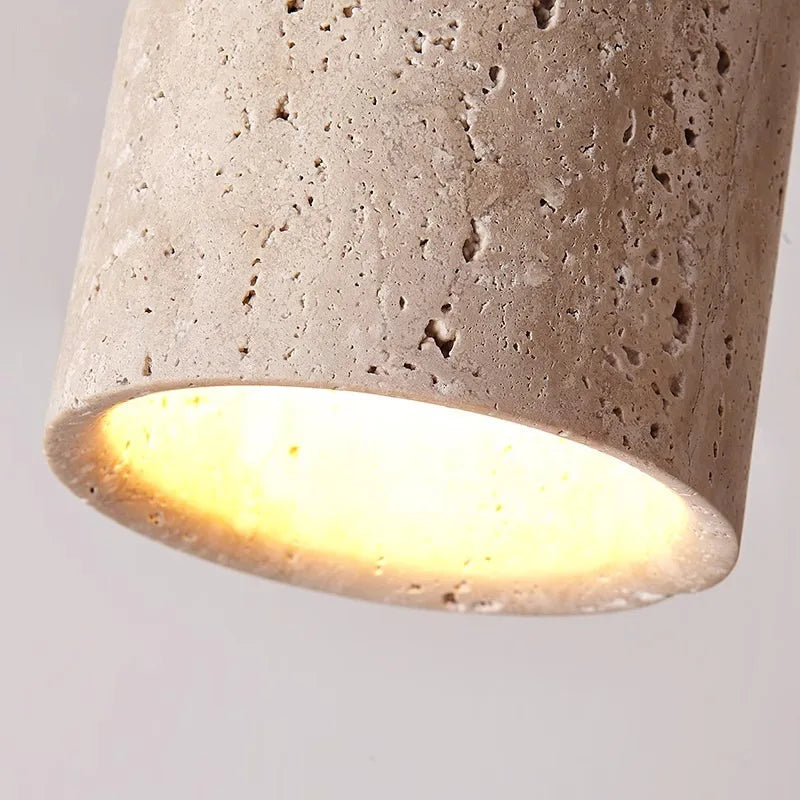 Inbyggd lampa i travertin för entréområde och trappa