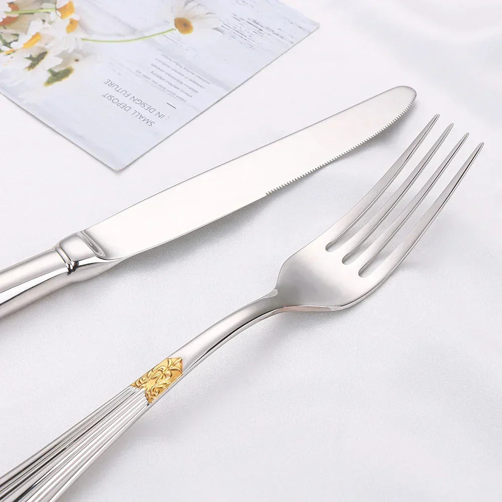 Elegant bestickset i gulddesign