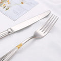Elegant bestickset i gulddesign