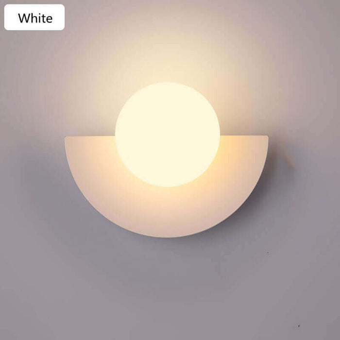 Halvmåne Metall Vägglampa. Finns i 2 olika storlekar och olika färger.