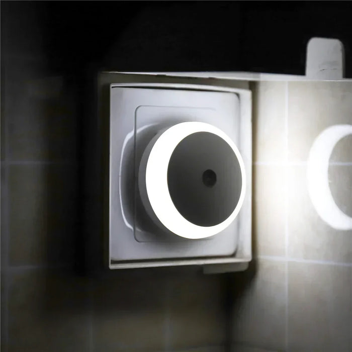 NOXORA LED nattlampa | Skymningssensor & automatisk dimning | Stickkontaktlampa | Varmvit