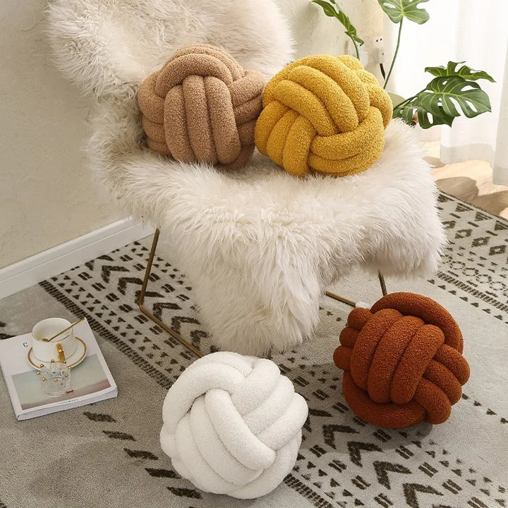 Kasta Kudde - Mysig - Handknuten Boll - Fårskinn