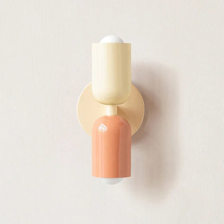 Livlig, minimalistisk vägglampa med två glödlampor