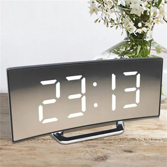 LED Digital Väckarklocka – Kurvad Spegeldisplay, Bordsur med Snooze-funktion, Elektronisk Bordsdisplay, Inredning för Sovrum och Vardagsrum